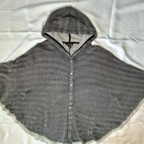 Lucky Brand Sweaters - Lucky Brand Women's Black and White Herringbone Hooded SnapUp Knit Poncho Sz M/L